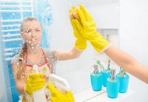 Spoguļa tīrīšana – galvenās kļūdas un kā to darīt efektīvāk