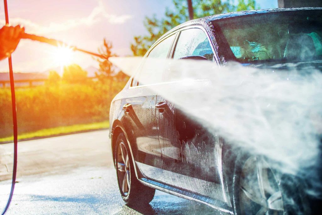 Tīrs un spīdīgs auto - mazgāšana paša spēkiem